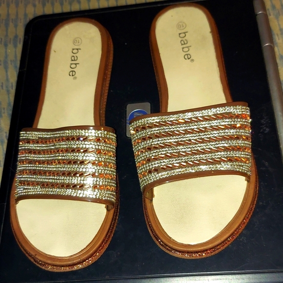 BNWOB SIZE 1O SANDALS WITH GEMS DESIGNS - Picture 1 of 5